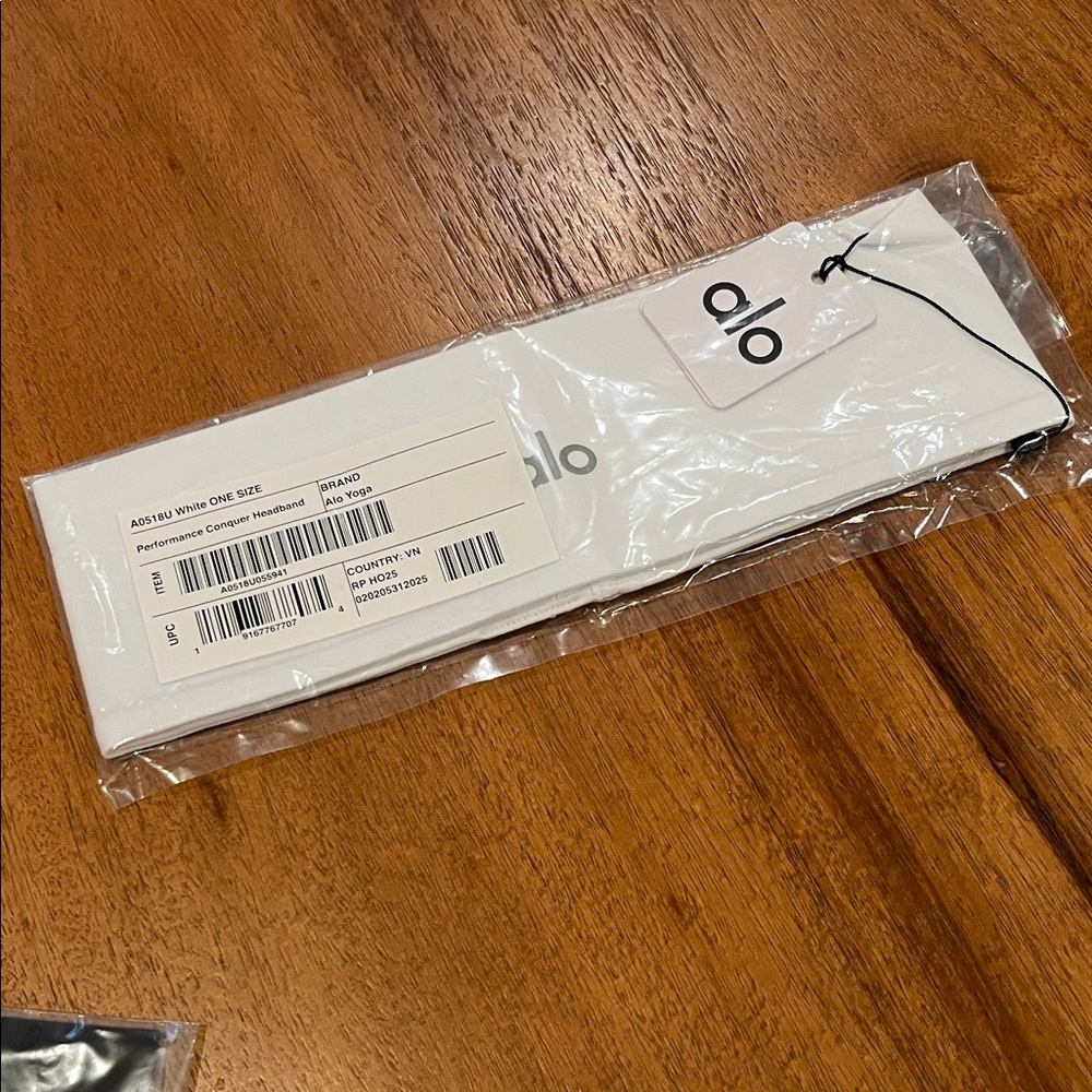 ALO Yoga Sleek White Headband brand new